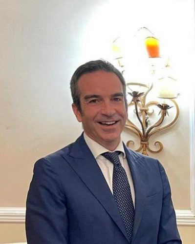 Un sorridente Roberto Occhiuto, presidente della Regione Calabria