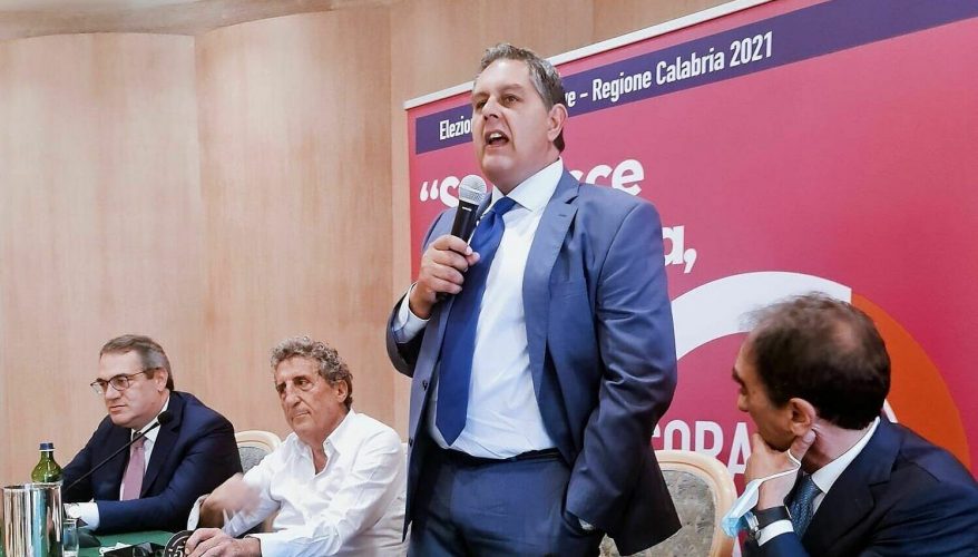 Giovanni Toti durante uno dei suoi impegni calabresi durante la campagna elettorale per le Regionali del 3 e 4 ottobre 2021