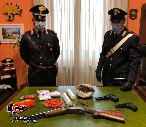Droga e armi rinvenuti nel blitz dei Carabinieri a Ciccarello (RC) (4.11.2021)