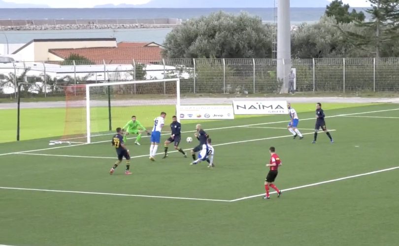 Un'azione della sfida tra Sant'Agata e Lamezia, i padroni di casa hanno perso 2-1 contro i calabresi in Serie D di calcio