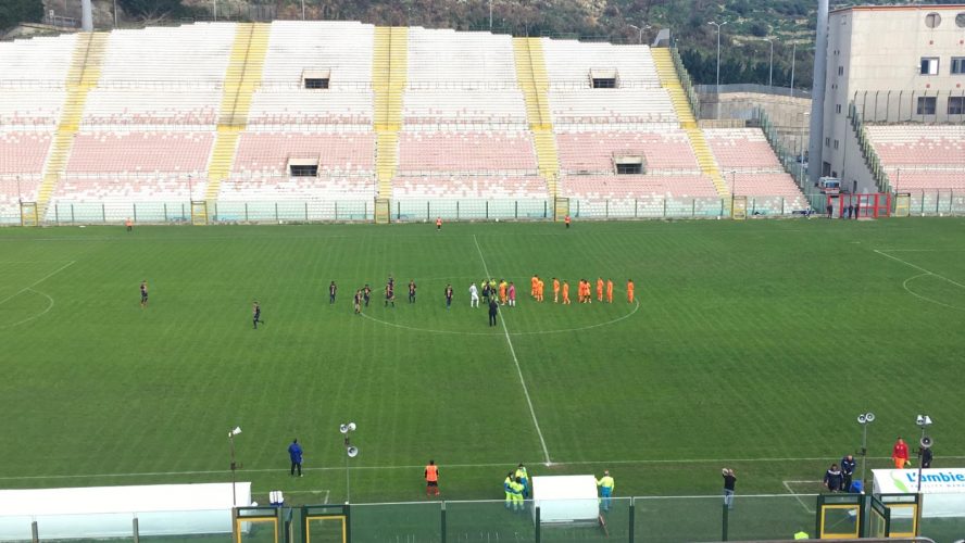 Qualche istante prima del calcio d'inizio tra Fc Messina e Santa Maria al Franco Scoglio per la 12ª giornata del campionato di Serie D