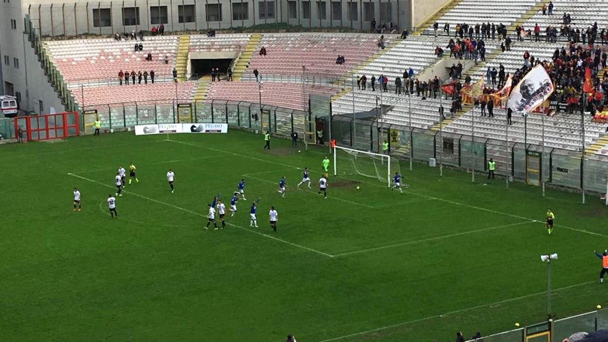 Il momento del sorpasso della Fidelis Andria all'Acr Messina con il rigore segnato da Bubas per l'1-2
