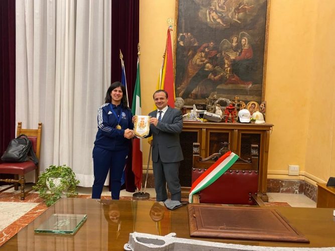 L'azzurra capitano della nazionale basket femminile sorde campione d'Europa ricevuta dal sindaco De Luca