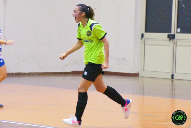 Martina De Gaetano esulta per il Camaro femminile di calcio a 5