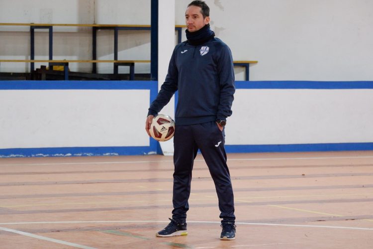 Il tecnico Sergio Carnazza assiste all'allenamento