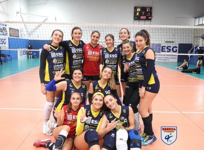 La squadra Messina Volley dopo la vittoria contro Play Volley Barcellona