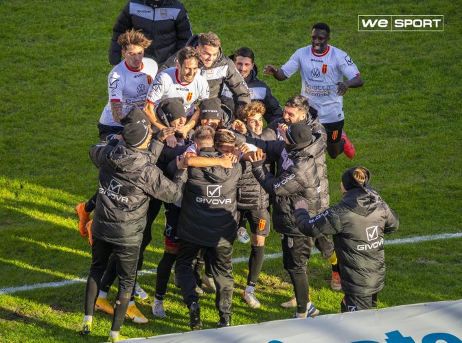 L'esultanza dell'Acr Messina al gol di Rondinella in Messina Catania