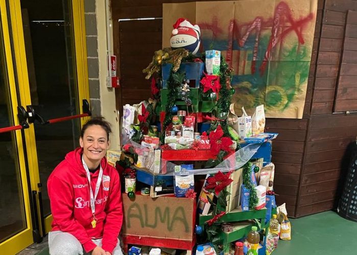 Mariana Kramer accanto l'Albero Solidale