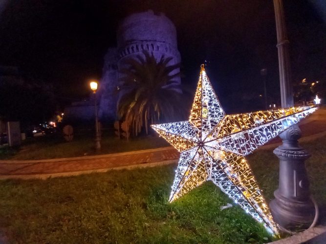 Maxi-stelle di Natale luminose al Castello aragonese (9.12.2021)