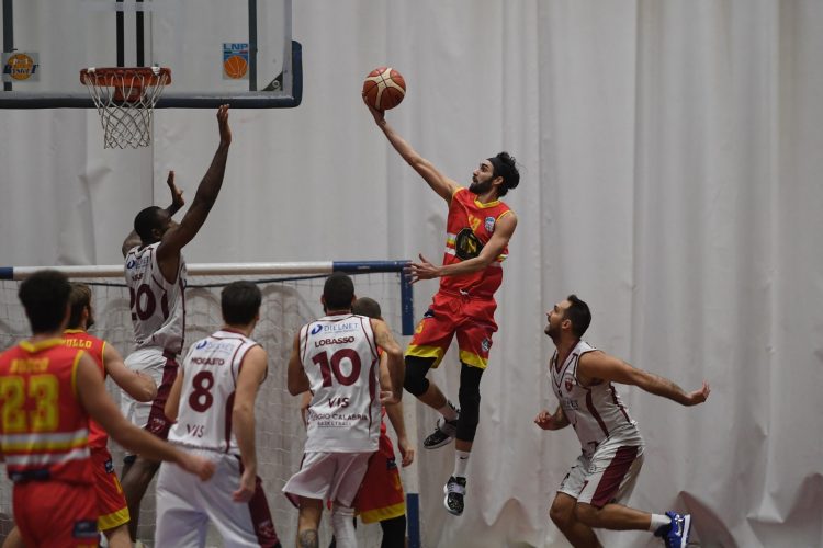 L'atleta della Basket School Messina salta verso il canestro
