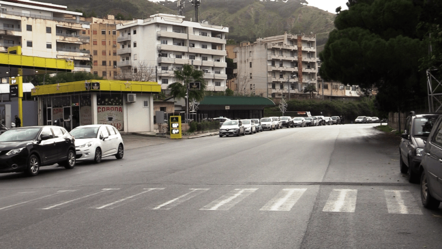 Reggio Calabria, automobilisti in coda al drive-in di Pentimele (29.12.2021)