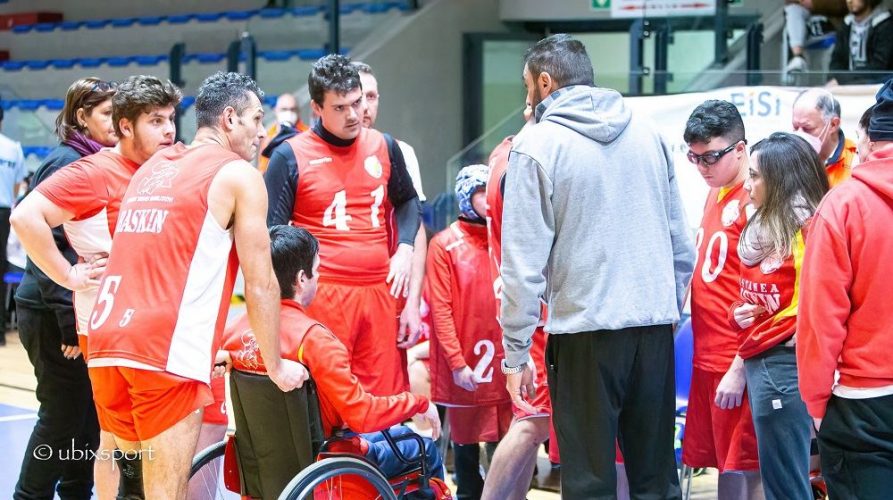 Coach Filippo Frisenda a colloqui con la squadra