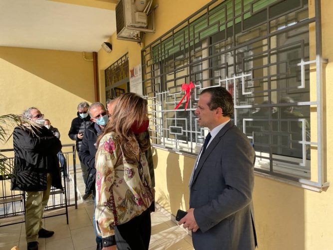 Il sindaco De Luca parla con l'assessore Calafiore