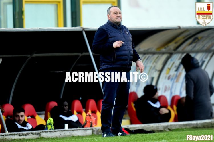 Ezio Raciti, allenatore dell'Acr Messina dà indicazioni dalla panchina