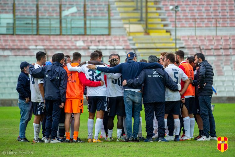 La squadra Football Club Messina si parla alla fine di una partita