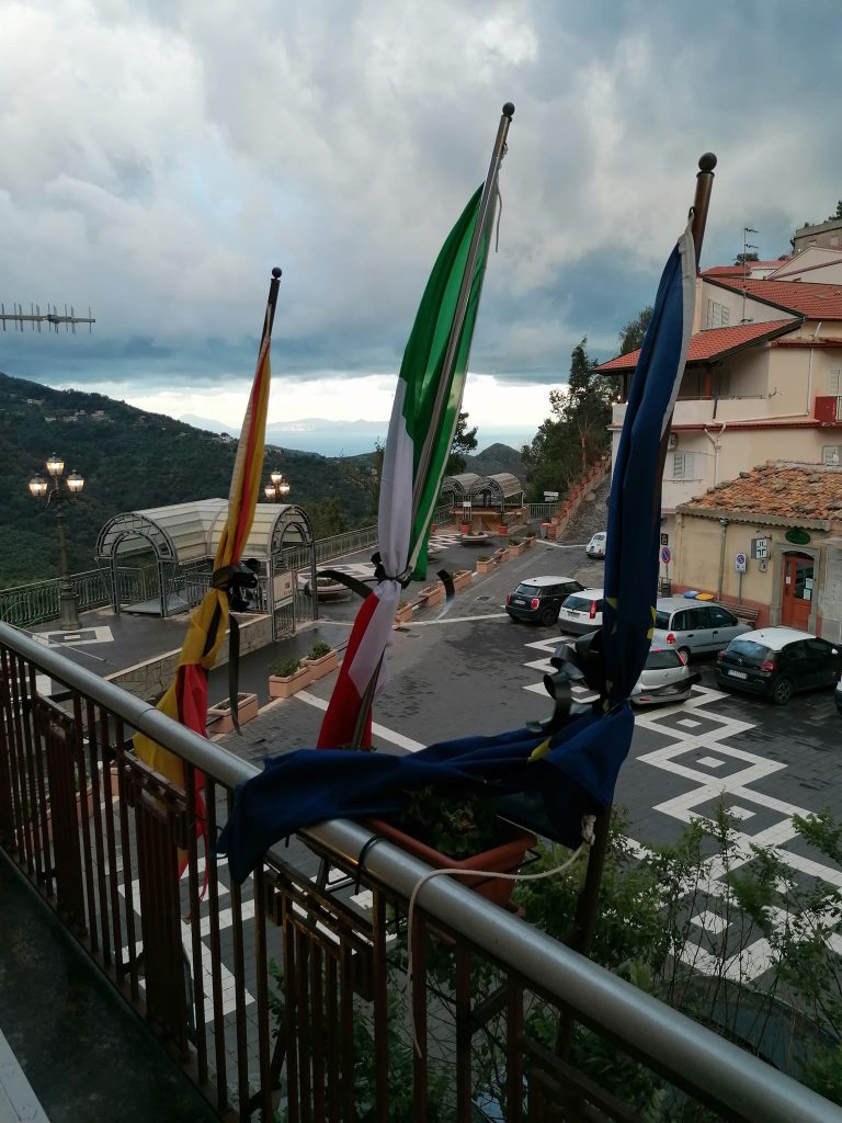 bandiere mezz'asta municipio Librizzi