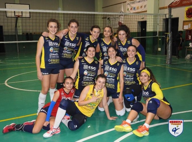 Le ragazze del Messina Volley festeggiano la vittoria a Roccalumera