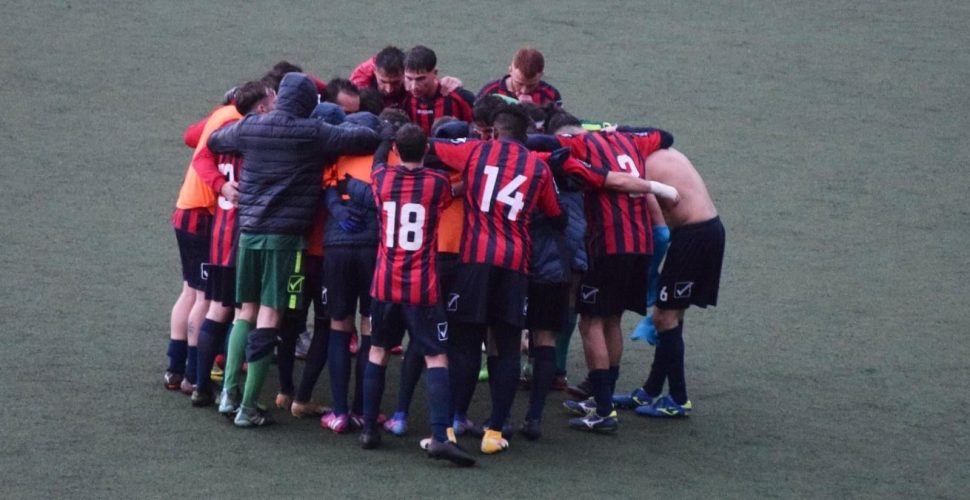 L'Ss Milazzo festeggia la vittoria al centro del campo