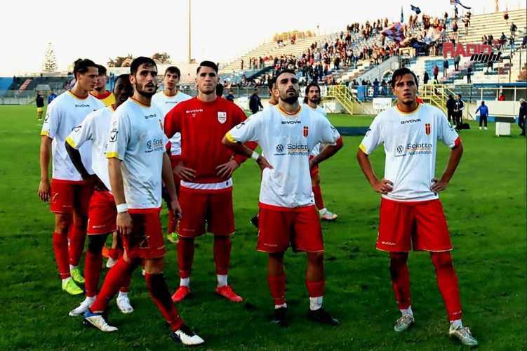 I giocatori dell'Acr Messina dopo il pareggio di Taranto
