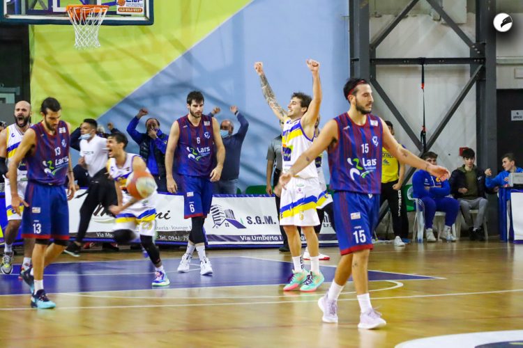 I cestisti della Torrenova esultano al termine del match