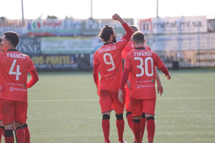 Santaniello esulta al terzo gol della Turris contro l'Acr Messina