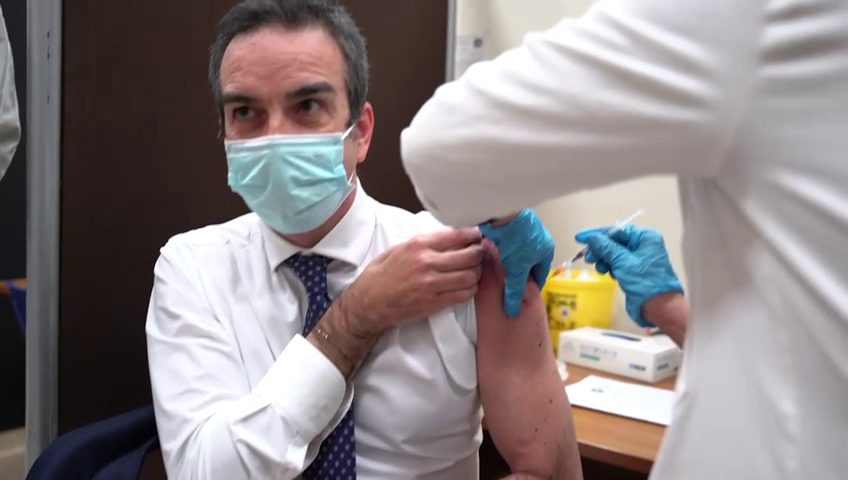Roberto Occhiuto si sottopone al "booster" all'hub vaccinale di Palazzo Campanella (23.12.2021)