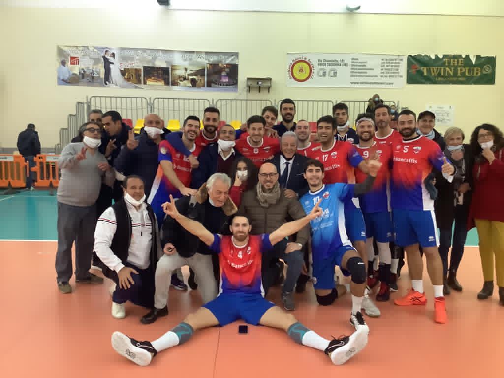 Volley Letojanni festeggia la vittoria sul parquet di casa
