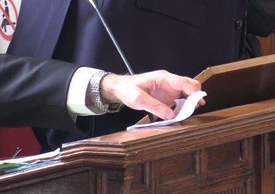 I fogli del Codice etico appena strappato in Aula da Massimo Ripepi (31.1.2022)