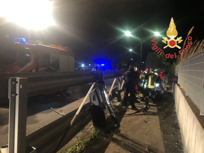 Incidente mortale nella notte sulla SS106, muoiono due giovani di Locri