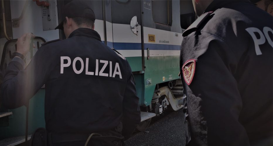 Polizia ferroviaria durante alcuni controlli