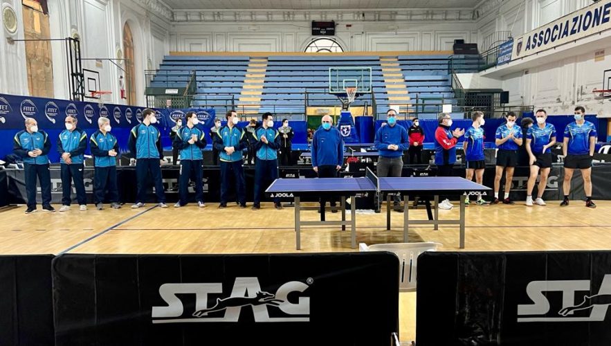 Squadre schierate prima dell'inizio della sfida