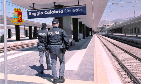 Polizia ferroviaria in azione alla stazione di Reggio Calabria