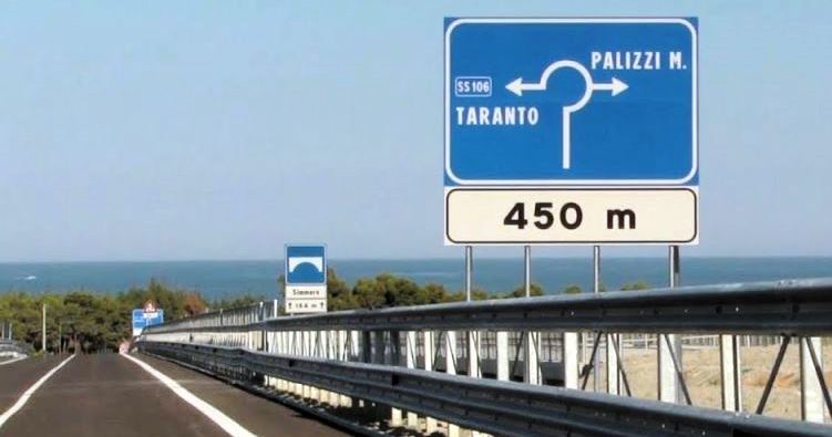 Un tratto della Statale "106" Reggio-Taranto