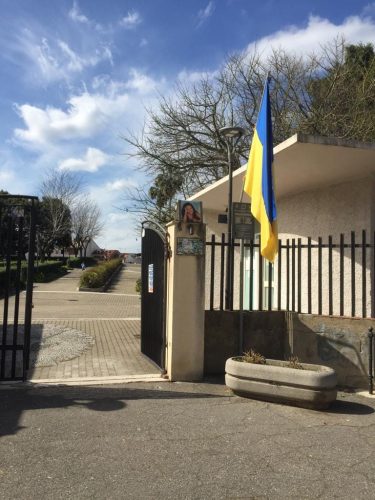 Rometta espone la bandiera dell'Ucraina