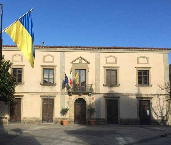 Rometta espone la bandiera dell'Ucraina