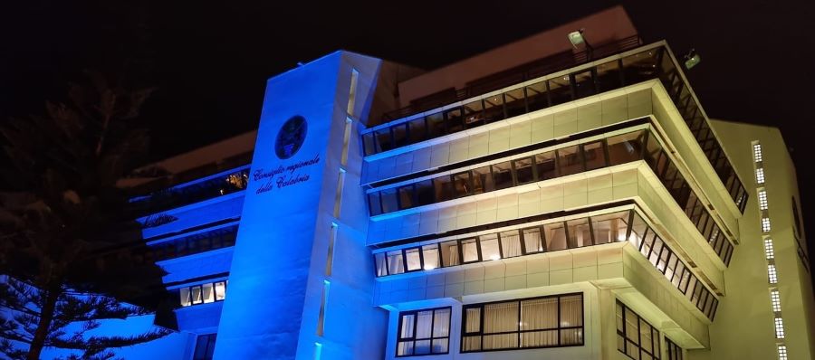 Palazzo Campanella "giallo-blu" in onore dell'Ucraina invasa (26.2.2022)