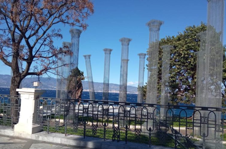 "Opera", le colonne metalliche di Edoardo Tresoldi esposte al vento (8.2.2022)
