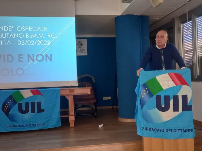 Nuccio Azzarà, segretario provinciale della Uil, in conferenza stampa (3.2.2022)