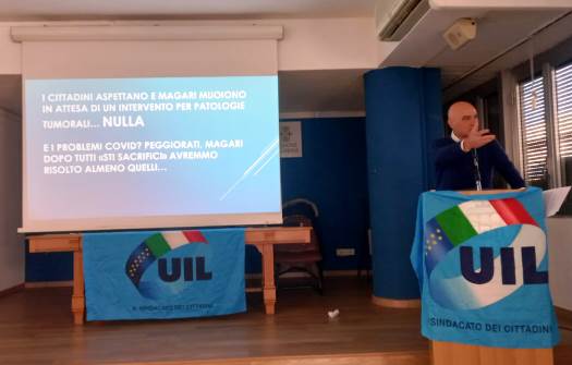 Un momento della conferenza stampa di Nuccio Azzarà, segretario provinciale della Uil (3.2.2022)