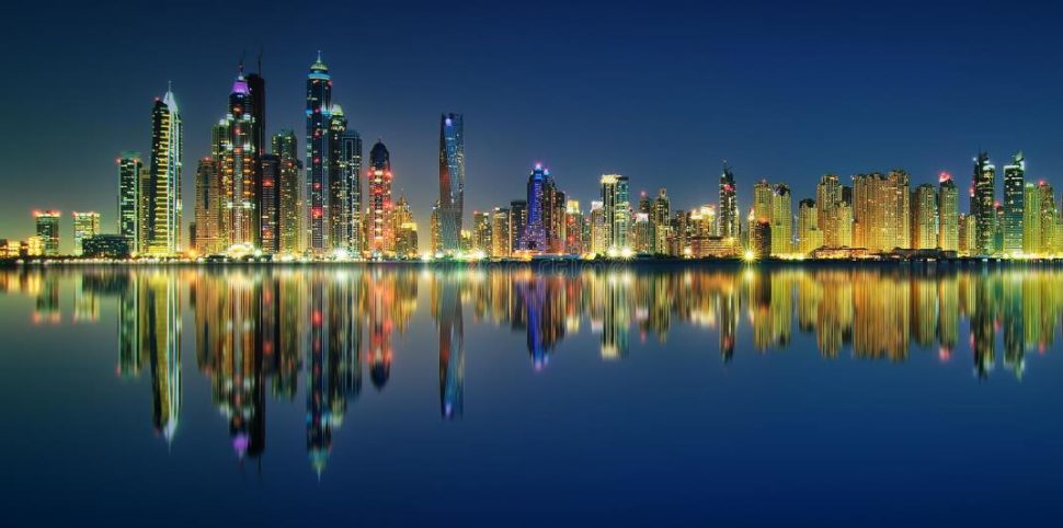 Panorama notturno di Dubai (Emirati arabi uniti)