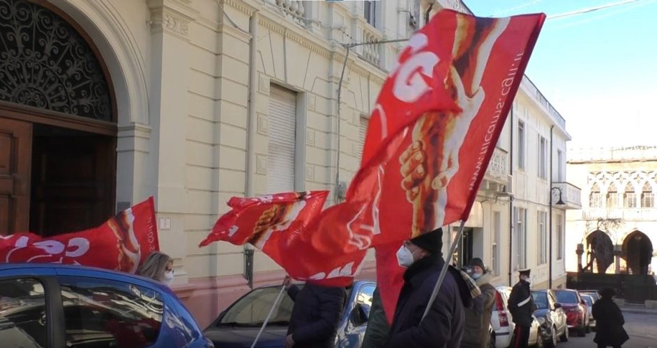 La protesta di Cgil e Filcams davanti all'Asp RC (3.2.2022)