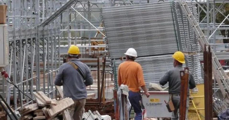 Operai edili al lavoro