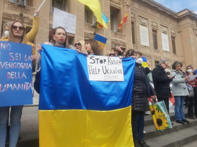 Messinesi, ucraini e russi insieme in Piazza Unione Europea contro Putin e a favore dell'indipendenza dell'Ucraina