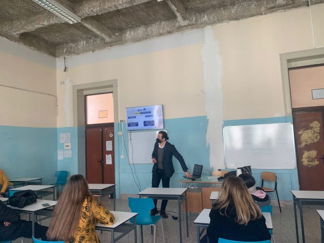 "Basta restrizioni Covid nelle scuole", anche a Messina la Rete Scuola in Presenza invita Draghi ad abolire mascherine e Green Pass