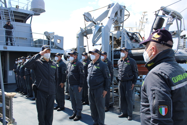 "Hanno salvato 244 persone": omaggio della Finanza all'equipaggio Monte Sperone