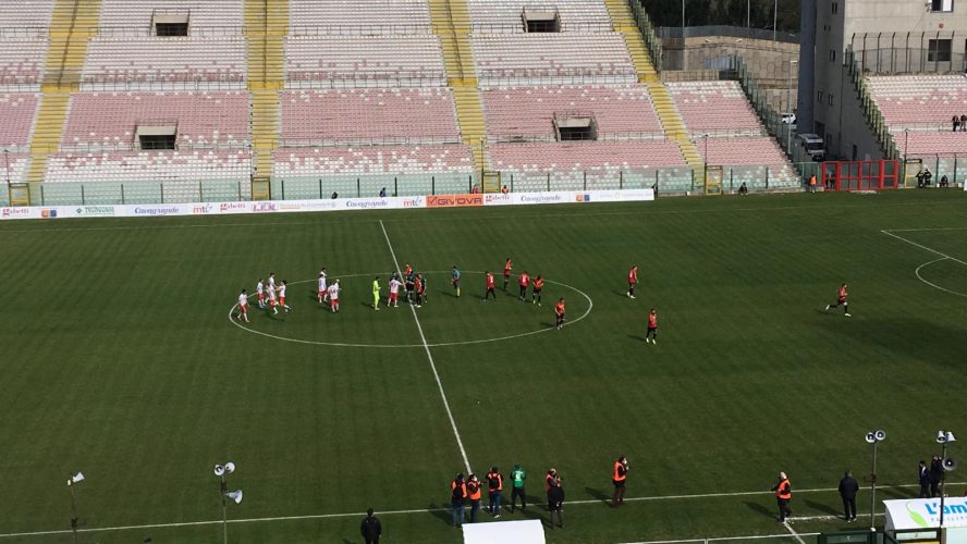 Le due squadre, Acr Messina e Catanzaro, a centrocampo prima del calcio d'inizio