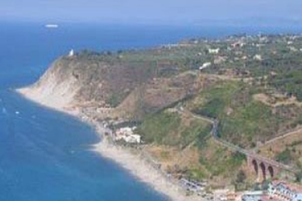 Messina. San Saba, via libera del Consiglio alla spiaggia per nudisti