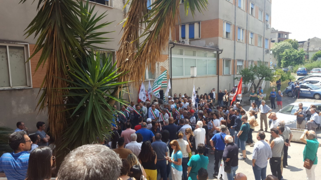 Presidio dei lavoratori Sgs davanti all'ospedale di Polistena