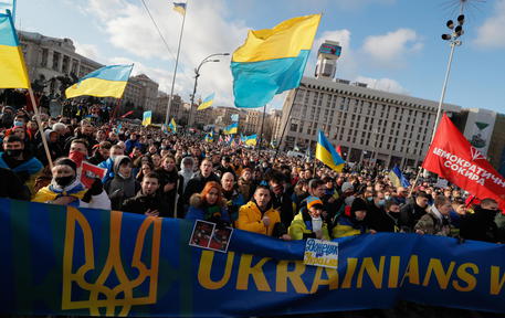 cittadini ucraini in piazza