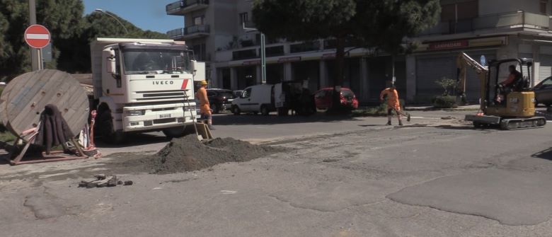 Viale Calabria, circolazione "impazzita" per l'implementazione dei cavi in fibra ottica